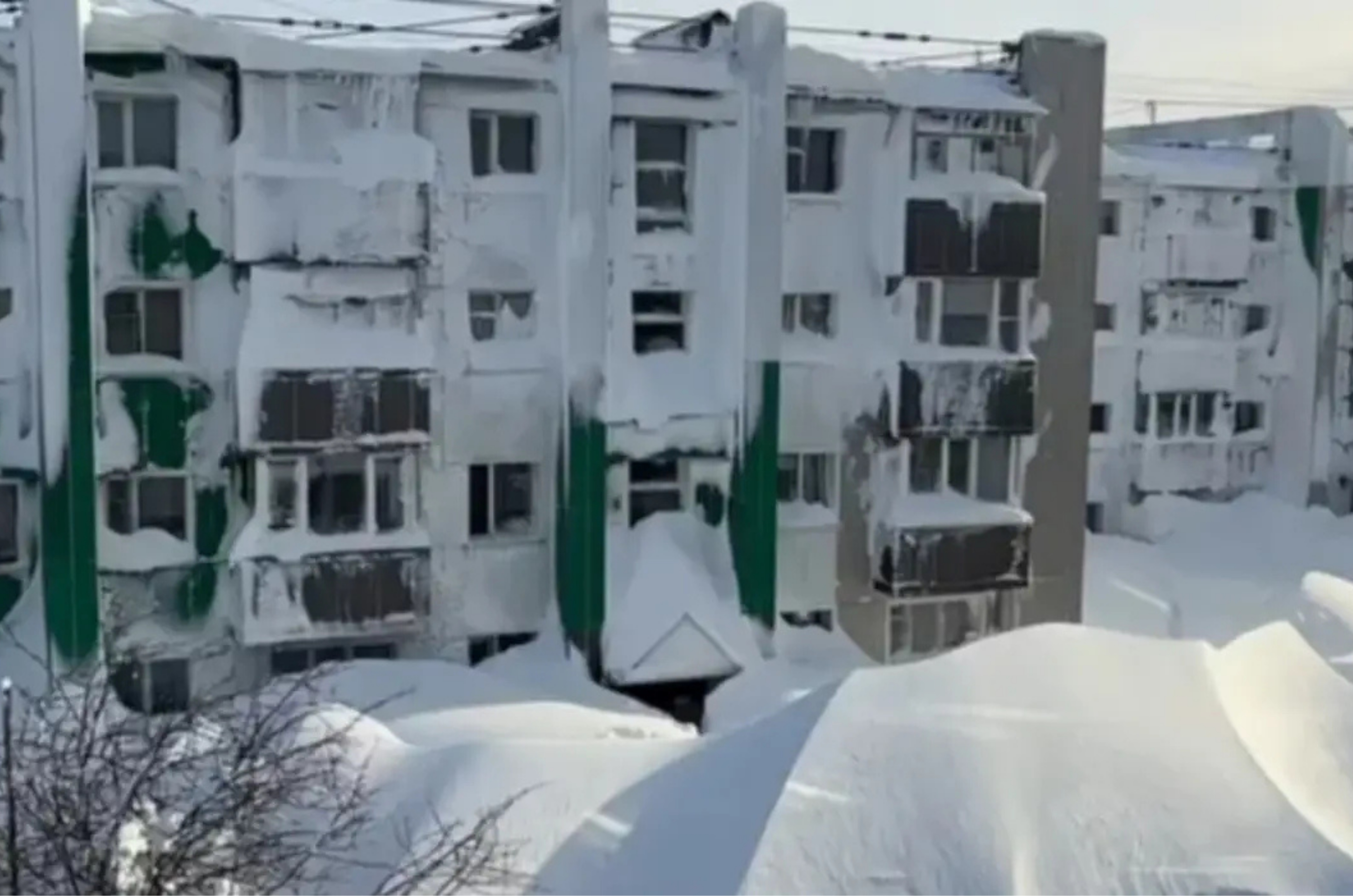 “Apocalipse branco” paralisa Kamchatka após nevasca recorde na Rússia