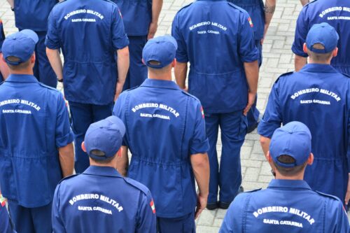 Bombeiros de SC abrem seleção com 630 vagas e salário acima de R$ 8 mil