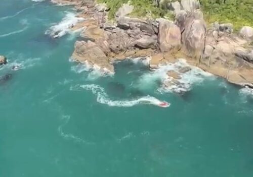 Bombeiros intensificam buscas por homem desaparecido após acidente com jet ski