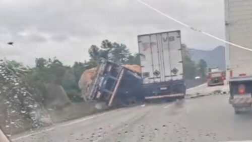 Caminhão com 19 toneladas de melancias tomba após acidente na BR-101