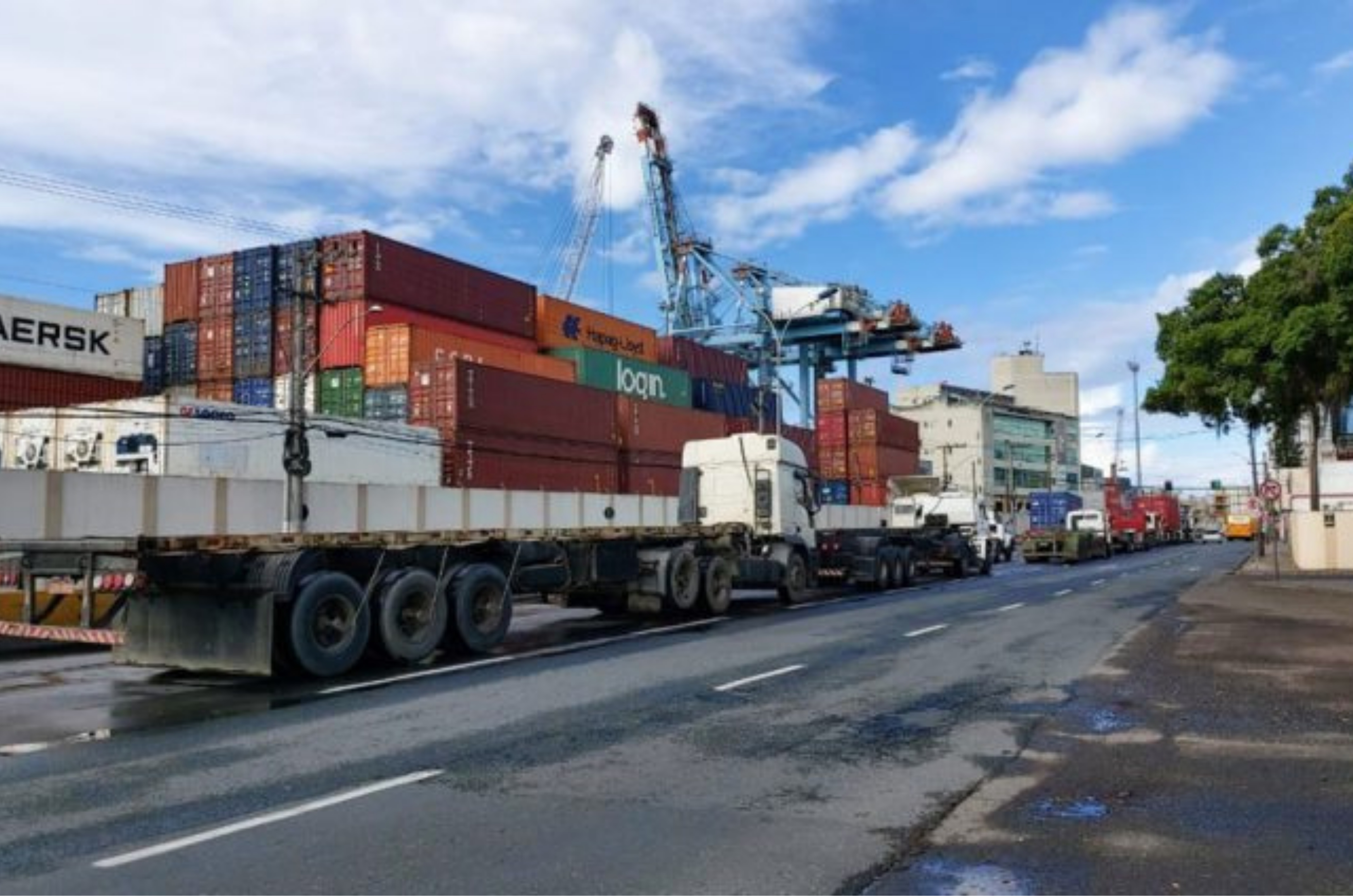 Caminhoneiros denunciam falta de estrutura e longas filas no Porto de Itajaí