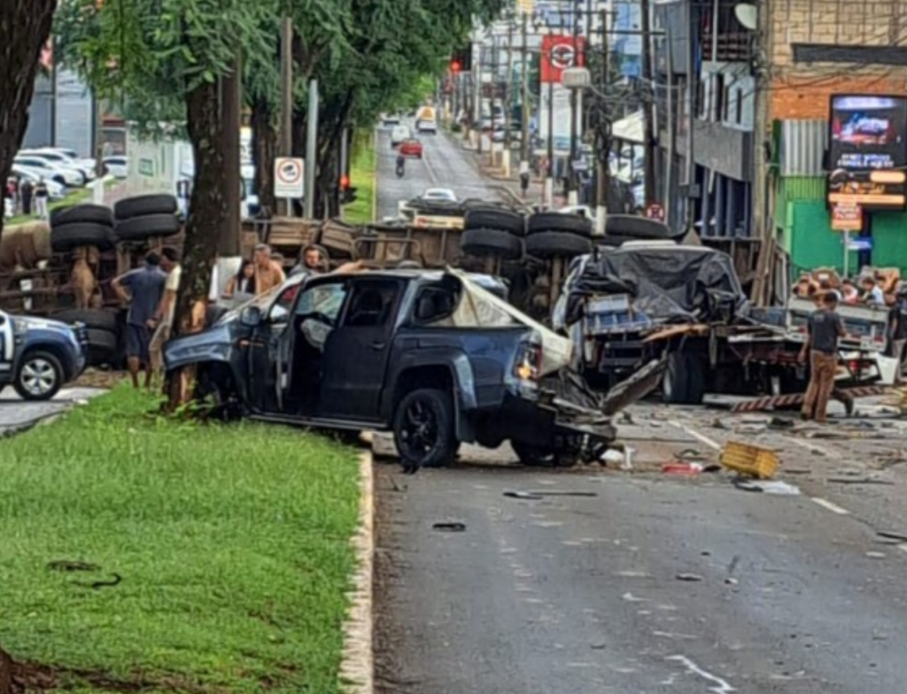Carreta desgovernada atinge oito carros e deixa 10 feridos em Chapecó