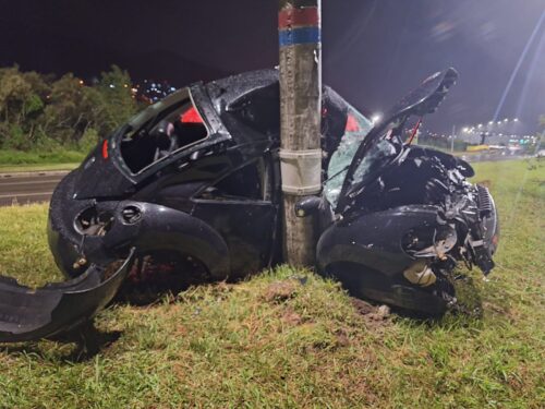 Carro sai da pista e colide com poste na SC-401 Sul em Florianópolis