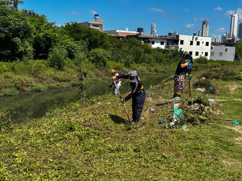 Cinco caminhões de resíduos são retirados do Rio das Ostras em Balneário Camboriú