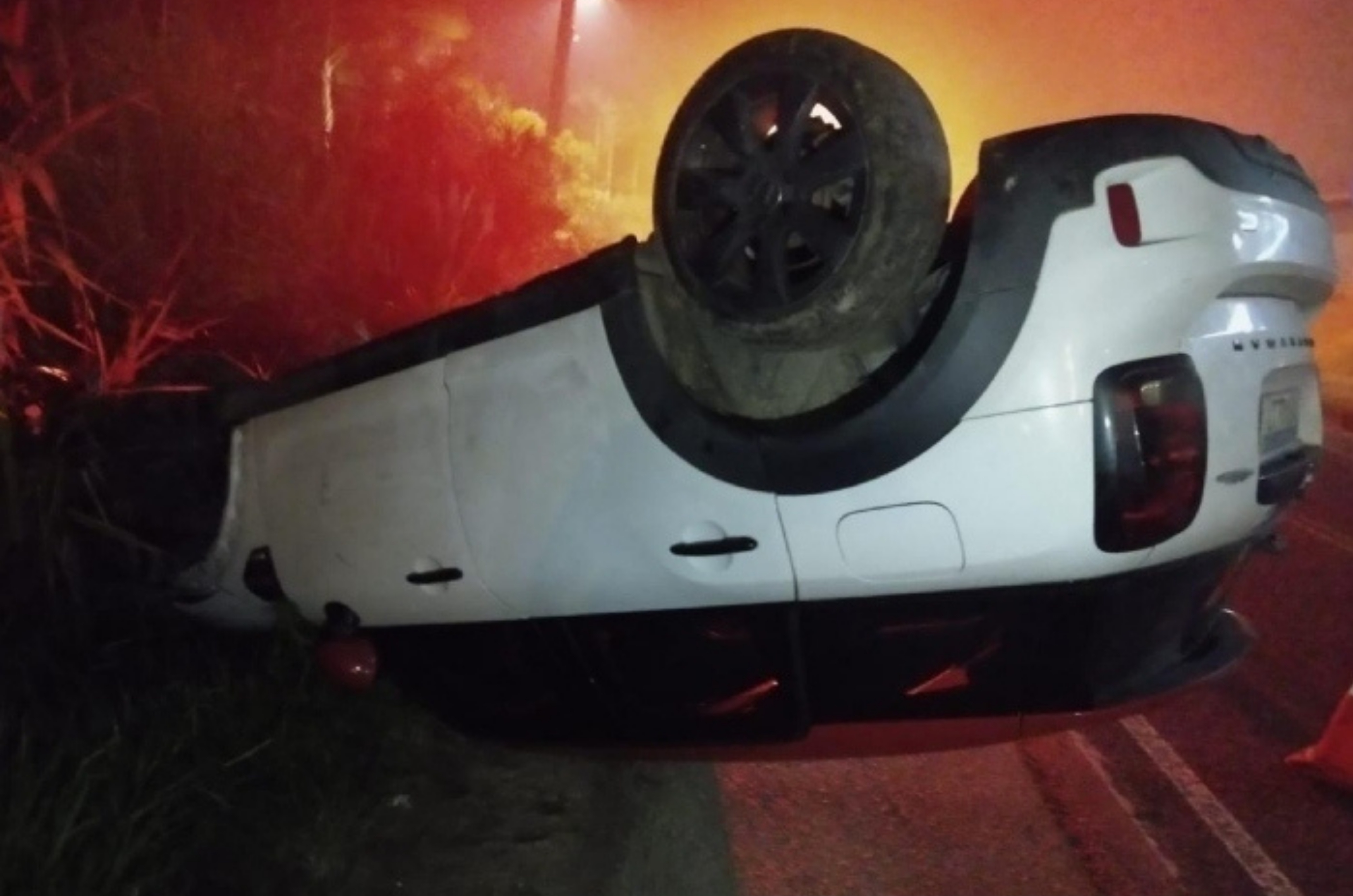 Condutora sem CNH fica ferida após capotar carro na SC-370, em Braço do Norte