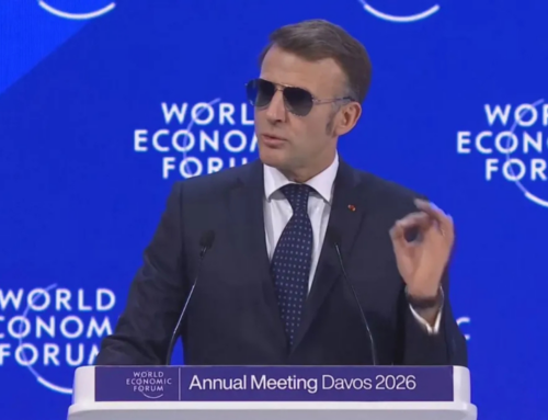 Macron chama atenção em Davos ao discursar com óculos escuros