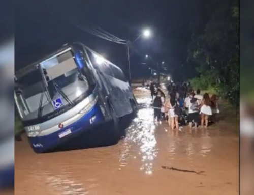 Ônibus de turismo sai da pista após tentar desviar de alagamento em Itajaí