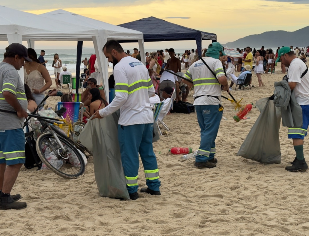Limpeza do Réveillon em Florianópolis é concluída em tempo recorde