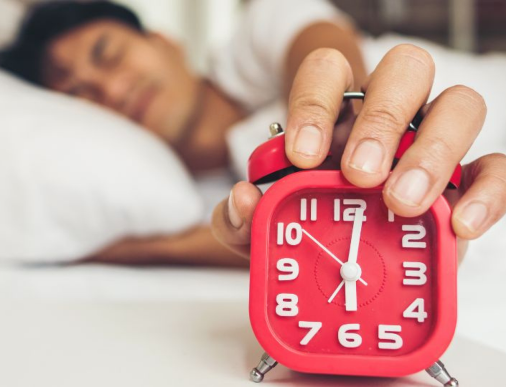 Acordar com alarme pode prejudicar o sono e a saúde, alertam especialistas