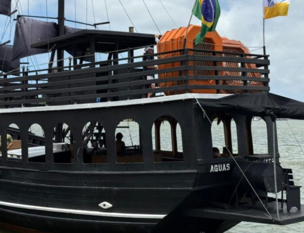 Laguna ganha nova opção de lazer com estreia da Escuna Águas Cantantes