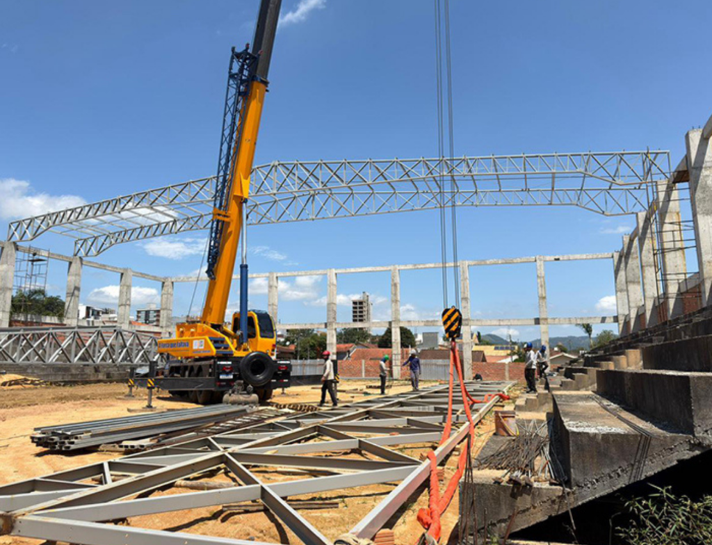 Obra do novo ginásio de esportes de Braço do Norte entra na fase de cobertura