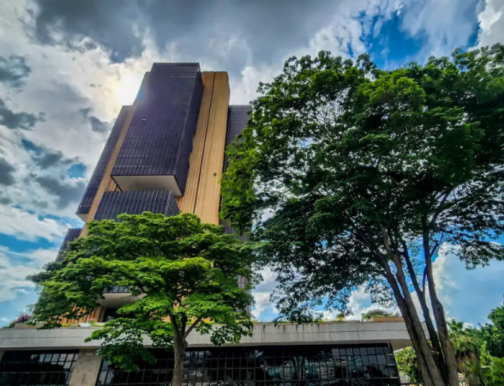 Brasileiros têm R$ 10 bilhões esquecidos em bancos; veja como resgatar