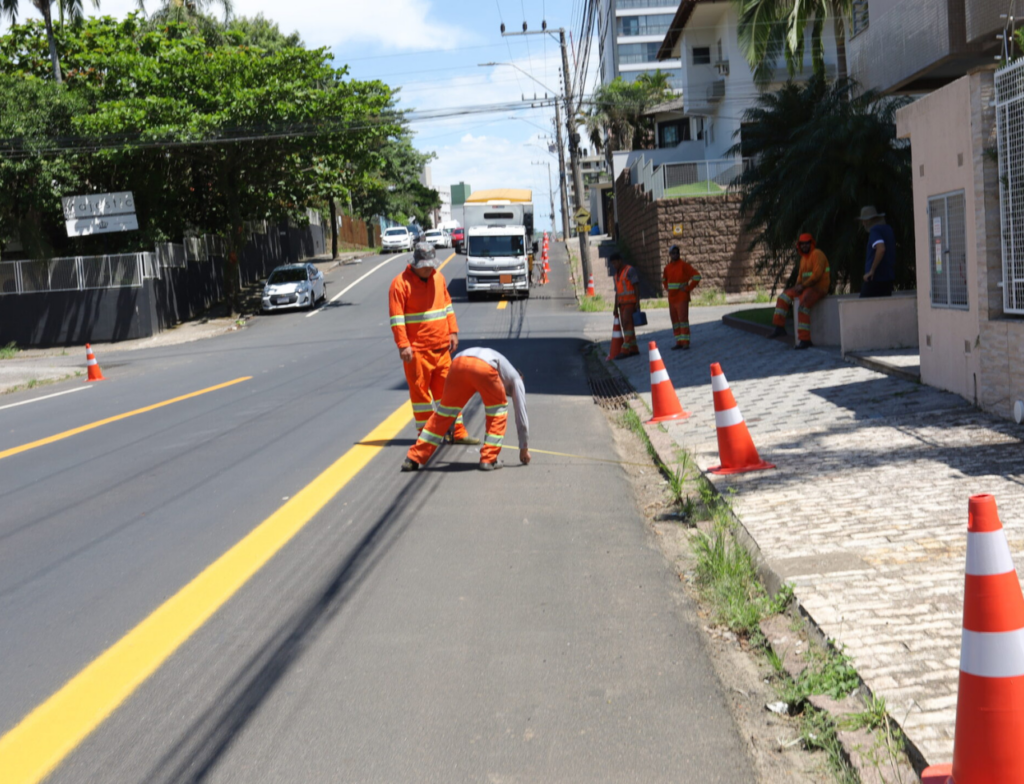 Rua Cândido César Freire Leão recebe ciclofaixa e reforça mobilidade em Tubarão