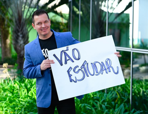 Professor catarinense viraliza ao transformar aulas com criatividade