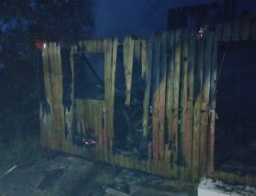 Incêndio em casa de madeira deixa bombeiro internado em Tubarão