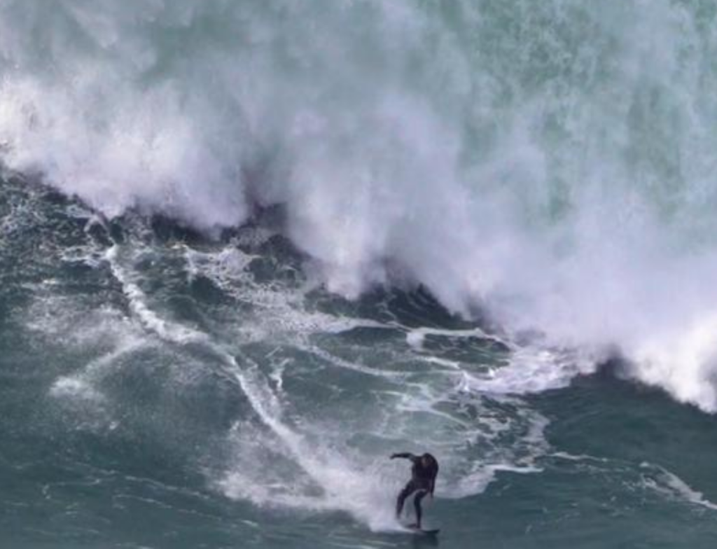 Thiago Jacaré é engolido por ondas gigantes em Nazaré