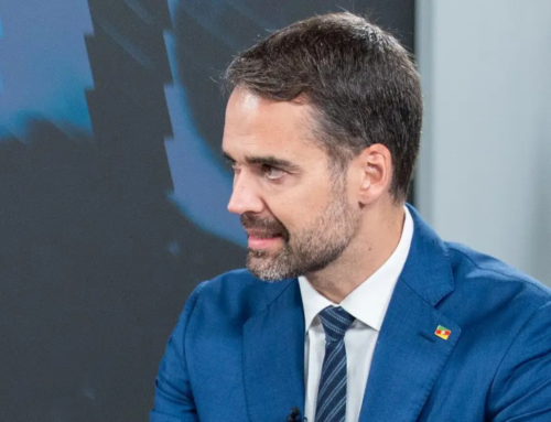 Eduardo Leite é vaiado em evento com Lula e cobra respeito institucional