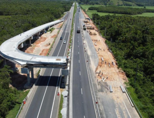 ViaCosteira iça vigas de novo viaduto na BR-101 em Paulo Lopes