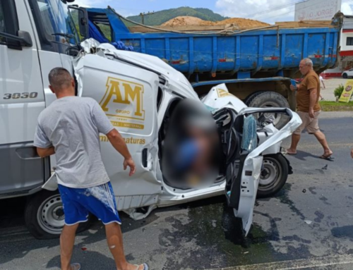 Acidente entre carro e caminhão deixa vítima presa às ferragens na SC-370