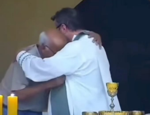 Avô abraça padre após saber da morte do neto durante missa