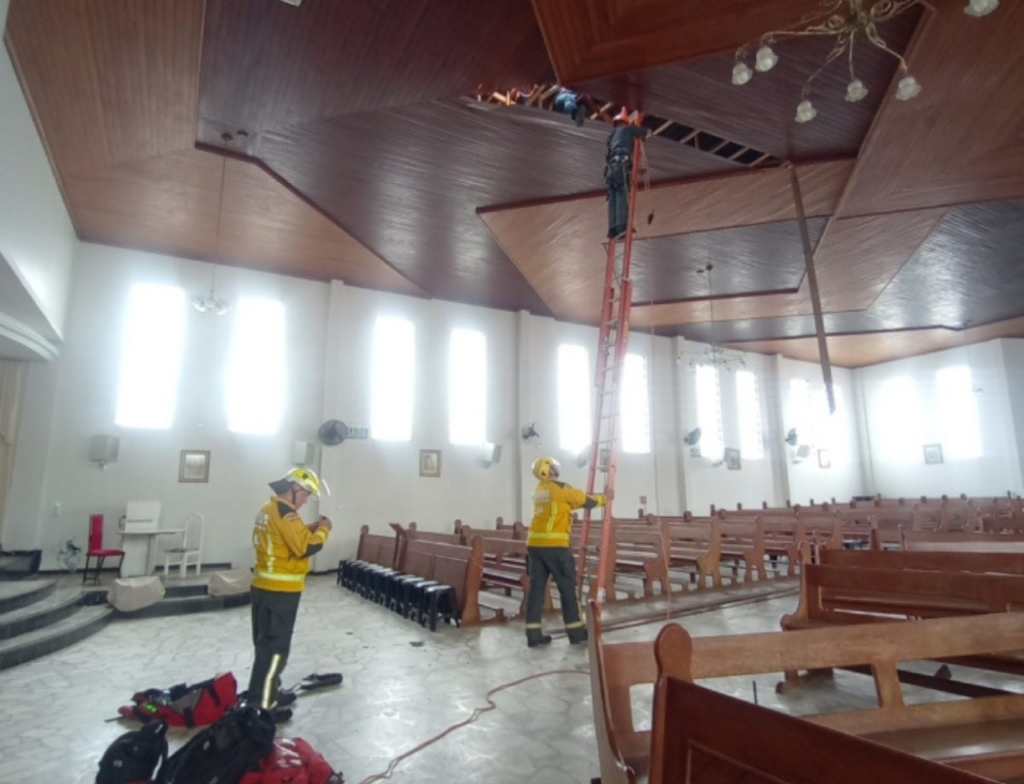 Trabalhador fica pendurado a 10 metros após telhado ceder em igreja de Tubarão