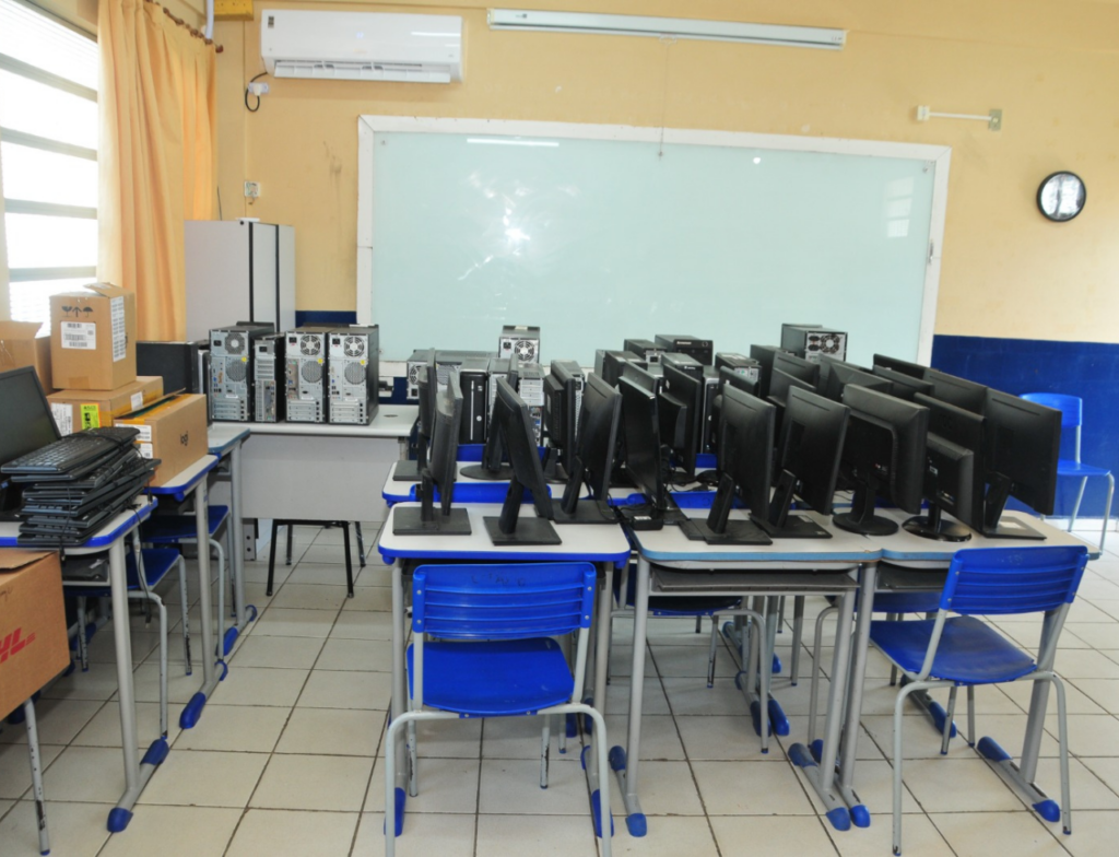 Escolas de Tubarão recebem 40 computadores para salas de informática