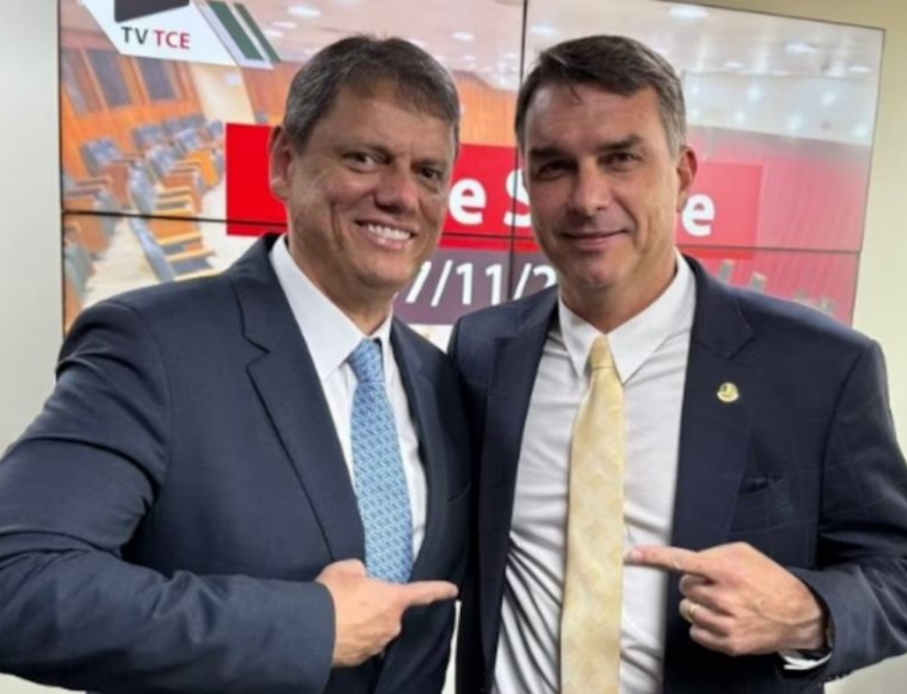 Pesquisa indica derrota de Lula para Flávio Bolsonaro e Tarcísio no 2º turno