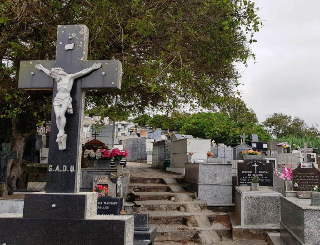 Justiça obriga Laguna a assumir gestão dos cemitérios da cidade