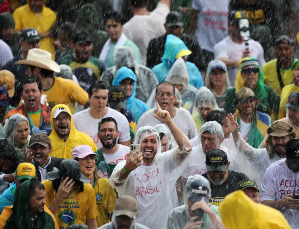 Raio atinge manifestantes durante ato na Praça do Cruzeiro, em Brasília. Foto: Divulgação/Reuters