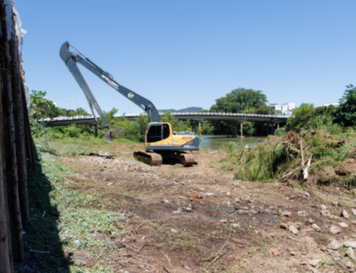 Prefeitura inicia retirada de sedimentos sob deck da beira-rio em Tubarão