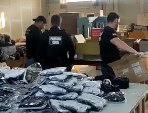 Polícia Civil cumpre mandados contra fábrica de roupas falsificadas em Santa Catarina e São Paulo
