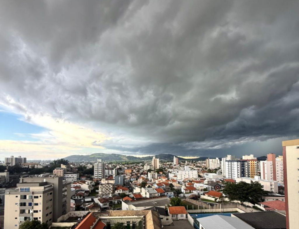 Santa Catarina entra em alerta para temporais intensos nesta quinta-feira. Foto: Matheus Machado/Rádio Cidade Tubarão 103.7 FM