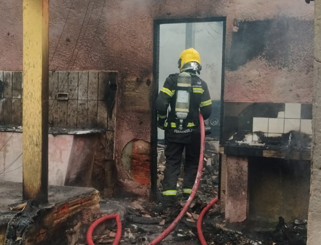 Incêndio atinge área de lazer de residência no bairro Bananal, em Laguna