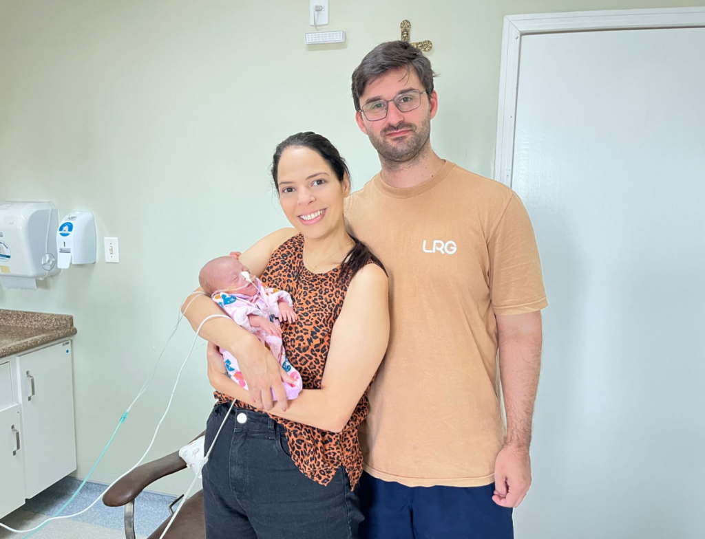 Bebê prematuro extremo de 595 gramas recebe alta da UTI no hospital de Tubarão