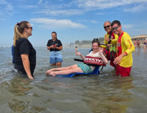 APAE de Cocal do Sul vive dia de inclusão com banho de mar acessível