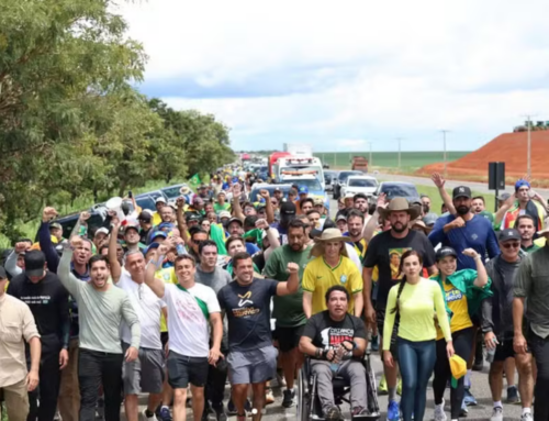 Nikolas Ferreira chega ao sexto dia de caminhada com destino a Brasília