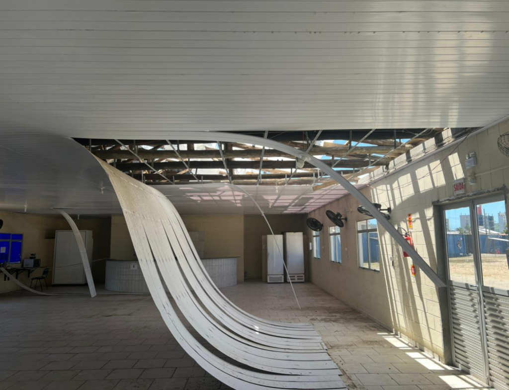 Parte do telhado de refeitório do Domingos Gonzalez cede após vendaval