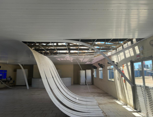 Parte do telhado de refeitório do Domingos Gonzalez cede após vendaval