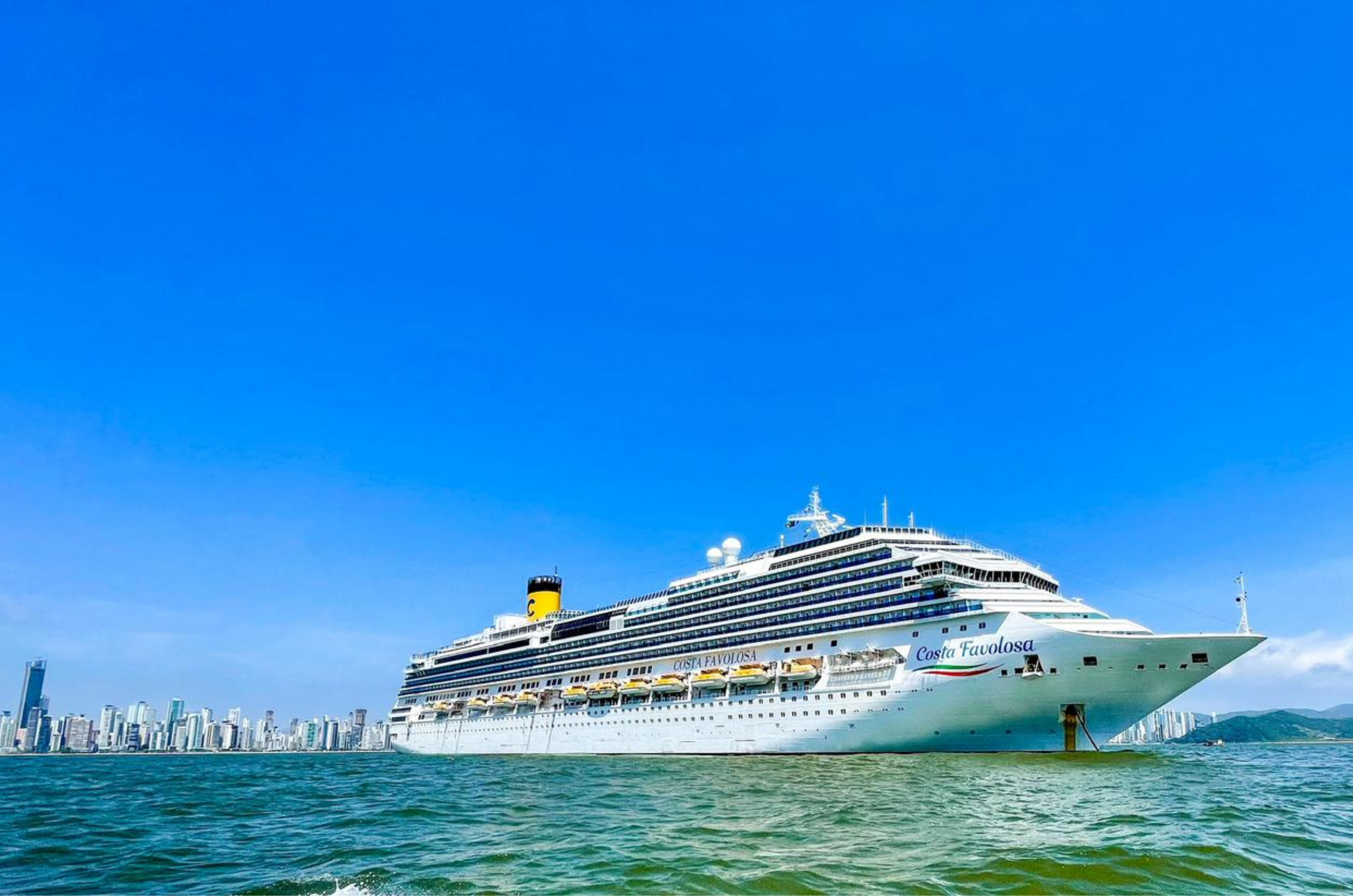 Costa Favolosa atraca em Balneário Camboriú com mais de 3,7 mil passageiros