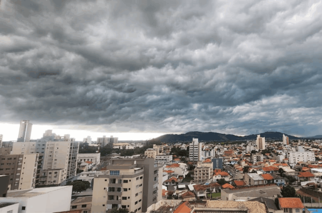 Defesa Civil alerta para temporais com chuva intensa em Santa Catarina nesta quinta-feira