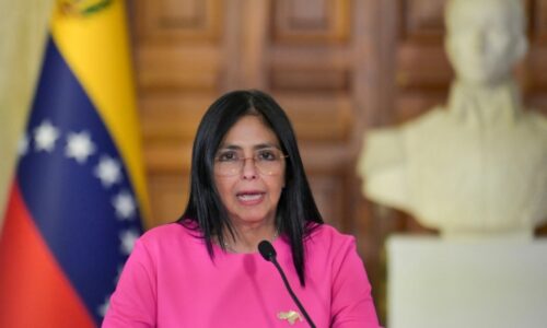 Delcy Rodríguez critica interferência dos EUA na Venezuela e rejeita ordens de Washington