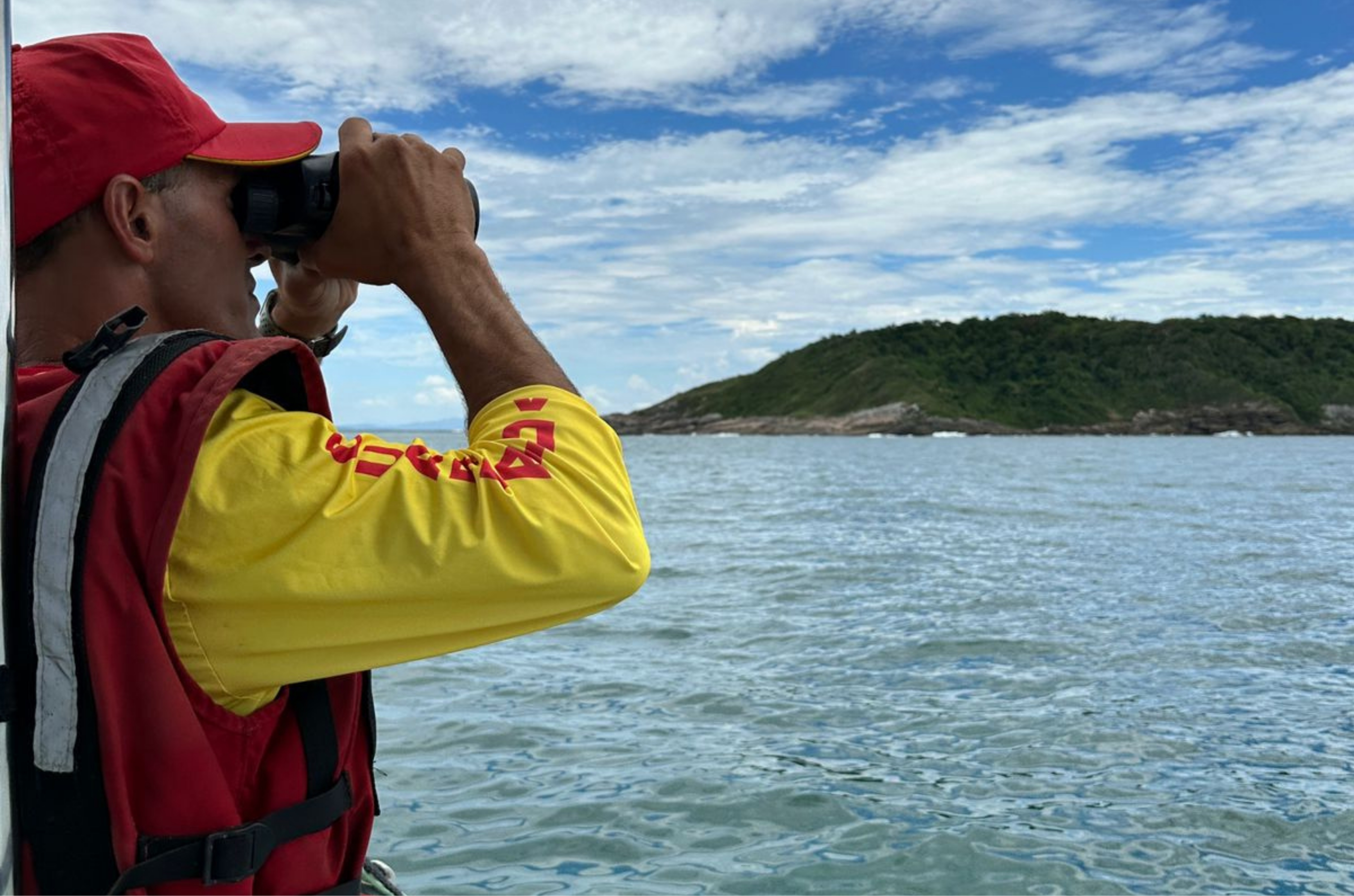 Embarcação vira e mobiliza grande operação de resgate no litoral de Santa Catarina