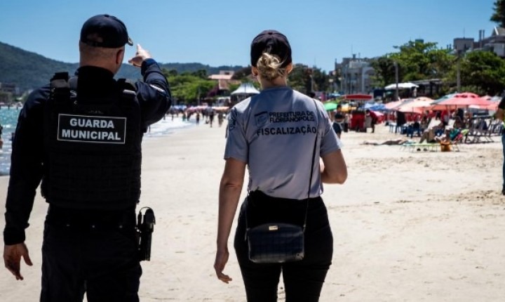 Fiscalização apreende caixas de som e ambulantes irregulares em Canasvieiras