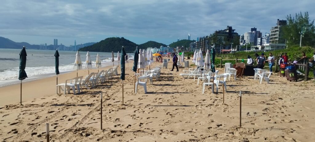 Fiscalização na Praia Brava aplica multas e remove estruturas irregulares