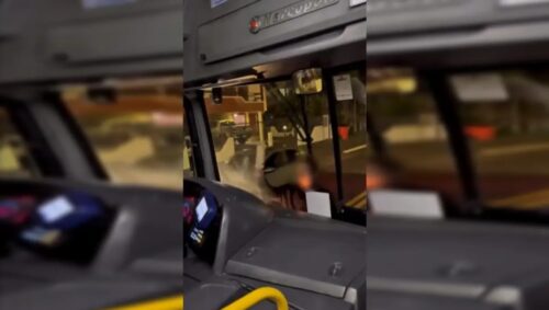 Homem causa tumulto em ônibus e quebra vidro em Florianópolis