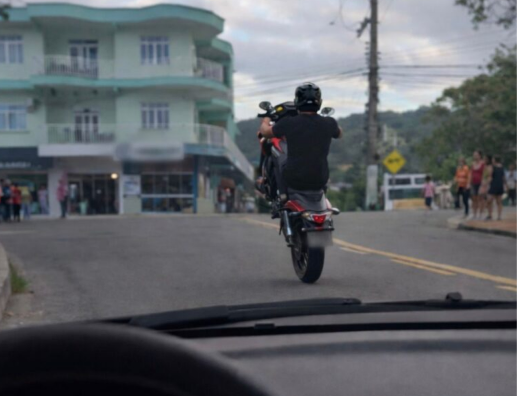 Homem é preso após empinar moto e fazer manobras perigosas em Alfredo Wagner