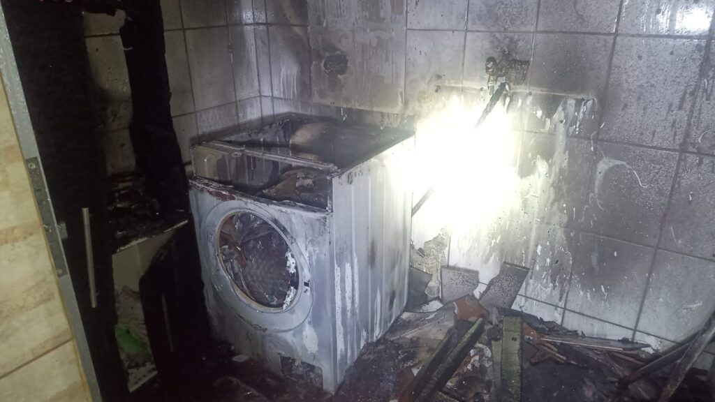 Incêndio atinge lavanderia de residência em Palhoça durante a madrugada