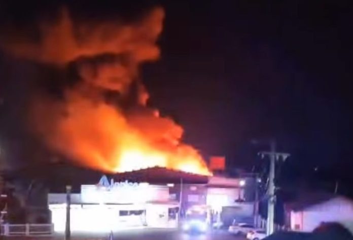 Incêndio de grandes proporções atinge fábrica de roupas em Guaramirim