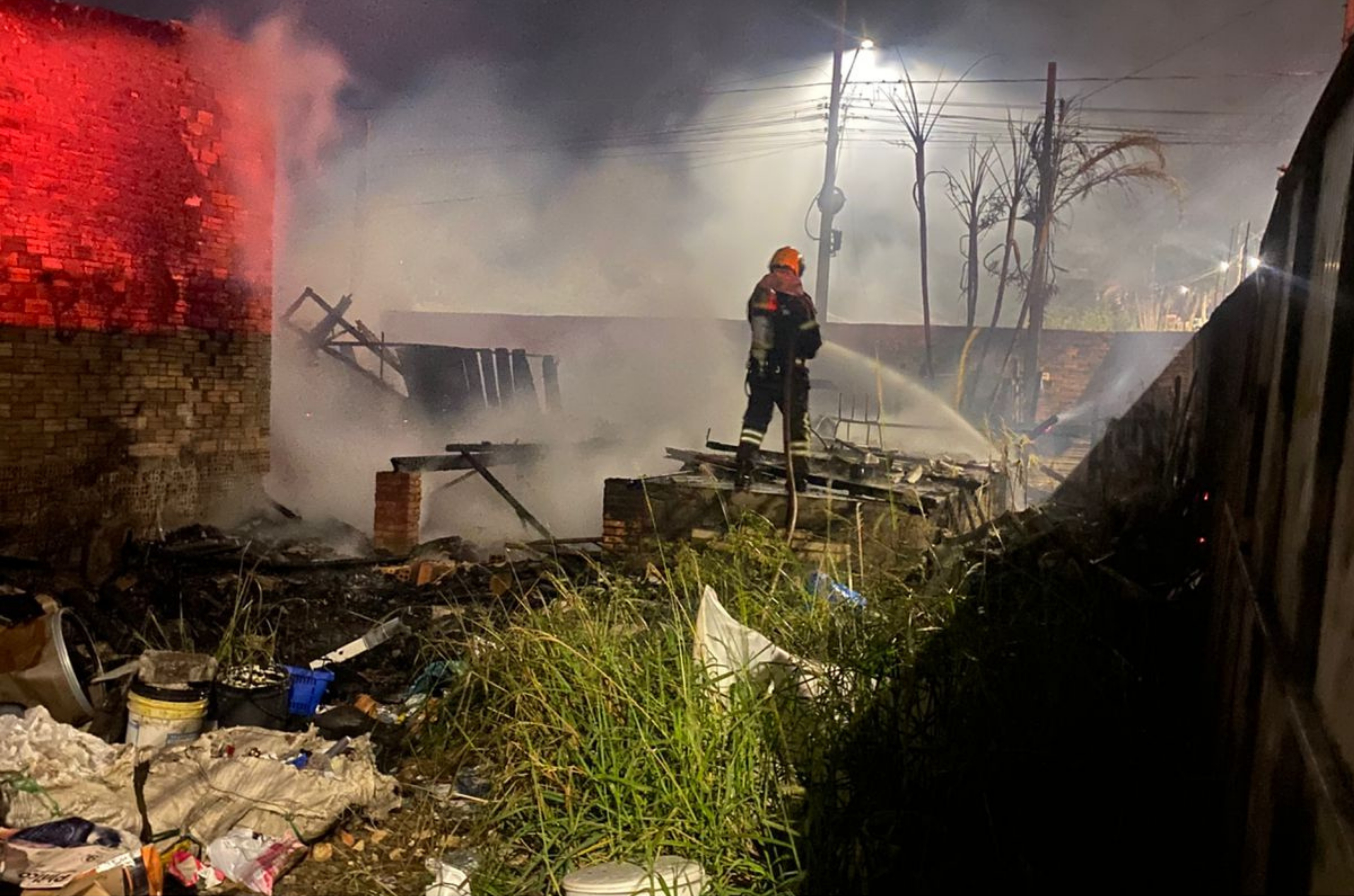 Incêndio destrói casa de madeira no bairro Aurora, em Içara