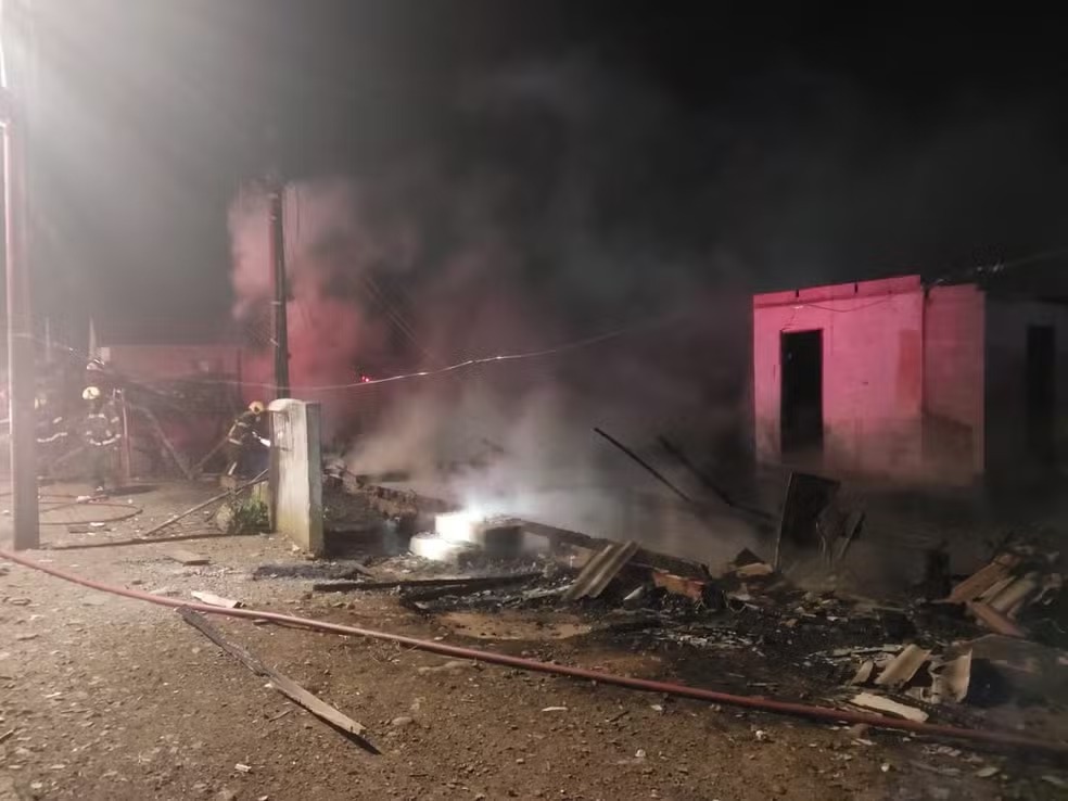 Incêndio em SC mata três pessoas e destrói quatro casas